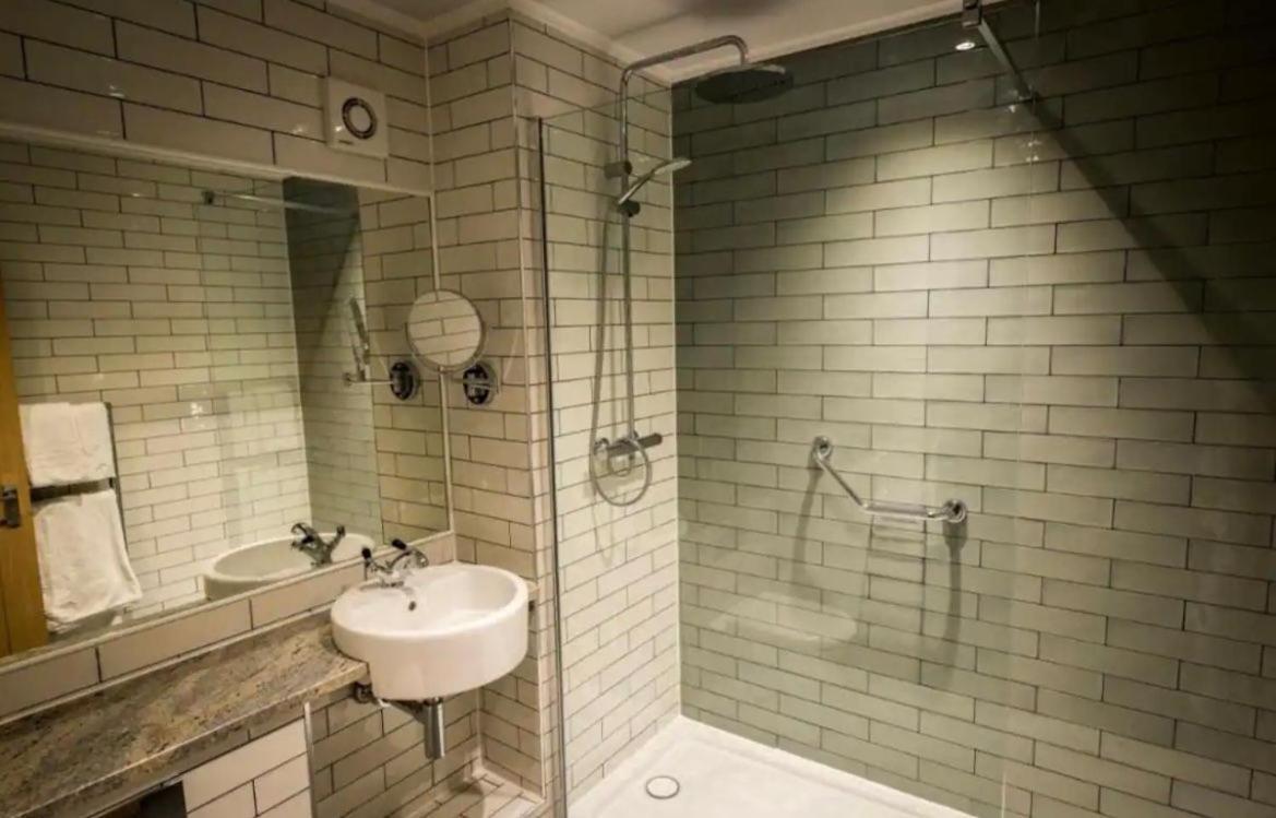 The New Hobbit Hotel Rooms ฮาลิแฟกซ์ ภายนอก รูปภาพ