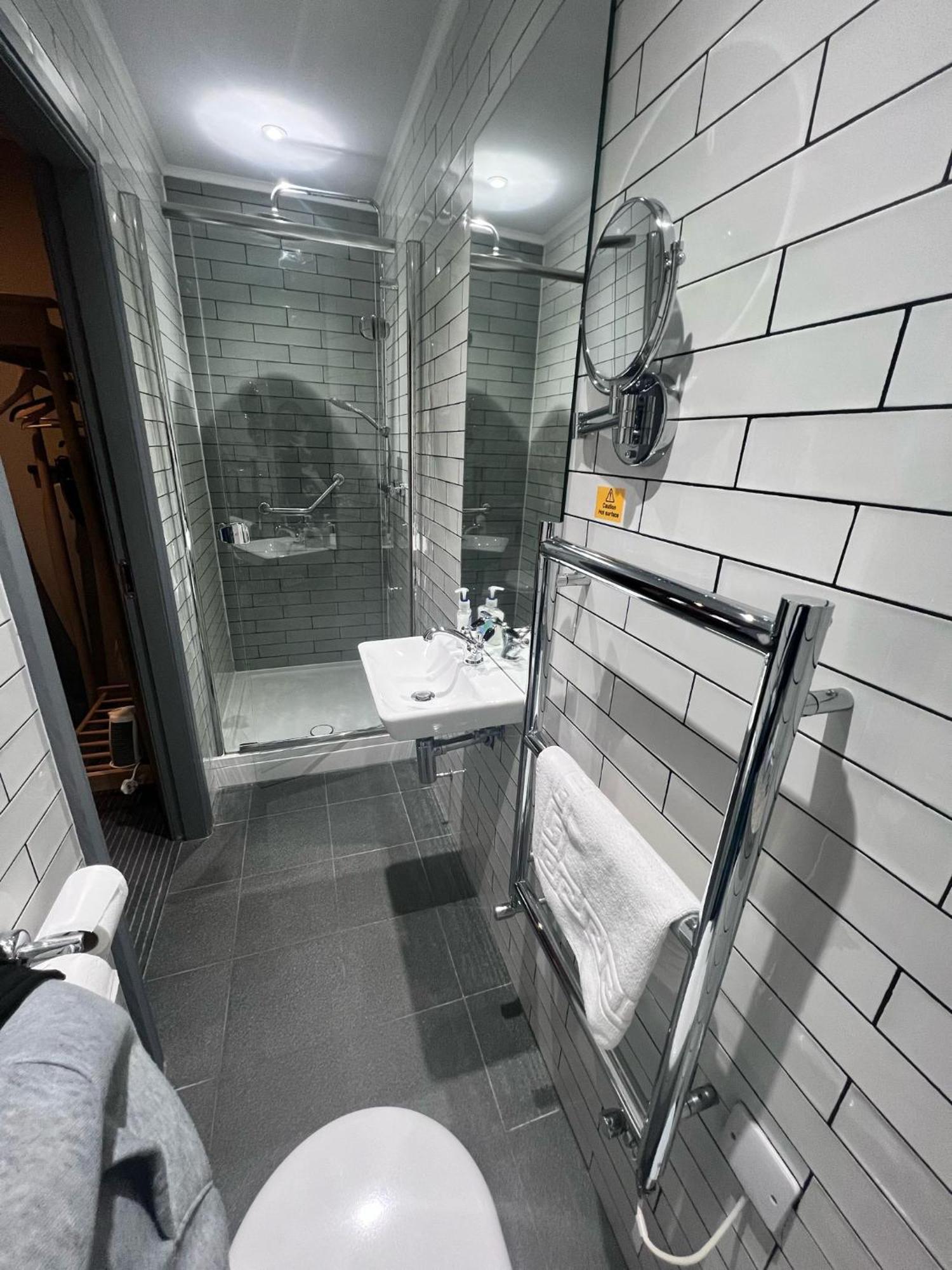 The New Hobbit Hotel Rooms ฮาลิแฟกซ์ ภายนอก รูปภาพ